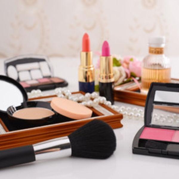 化粧品を扱う当社は再生因子neo配合のクリームが多数ございます